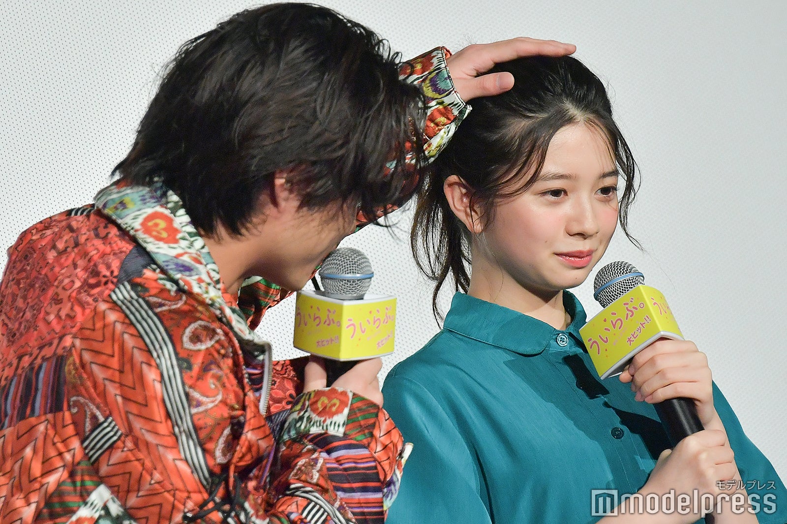 磯村勇斗が桜田ひよりに頭ポン／お気に入りシーン実演 （C）モデルプレス