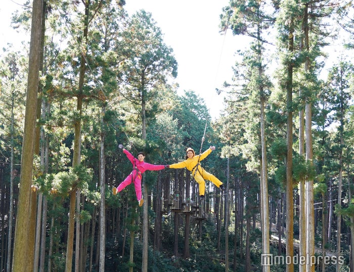 「フォレストアドベンチャー・湯の山」名物のWジップスライドは2人で息を合わせてハイポーズ！ （C）モデルプレス