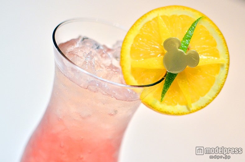 クランベリージュースとジンジャーエールとの色合いがとても美しい