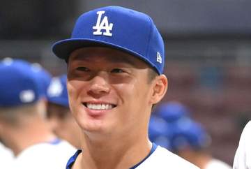 ドジャースが2死満塁のピンチ脱出！直後に山本由伸が笑顔でスネルにがぶり寄るw「おもろい」「イチャついてるの映って」スコットには満面の笑みで拍手