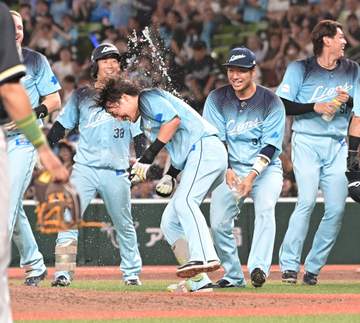西武・源田壮亮が劇的サヨナラ適時打！「バットが折れたけど逆にそれがよかった」妻衛藤美彩との間に第3子誕生、自ら祝う劇打 チームはオリックス・マチャド攻略で3連勝、首位ソフトBと6.5差に