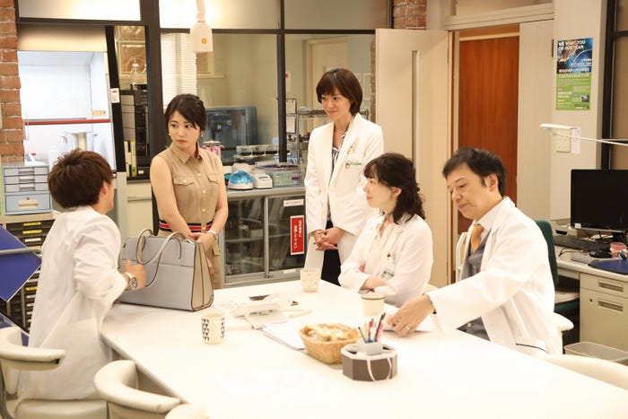 中尾明慶・志田未来・上野樹里・平岩紙・板尾創路/「監察医 朝顔」第2話より(C)フジテレビ