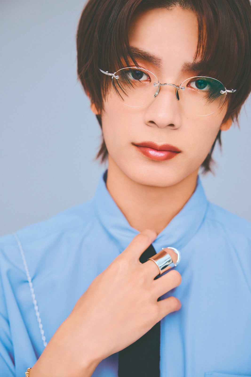 なにわ男子・高橋恭平、ネクタイ・リムレスメガネ…モードな表情披露