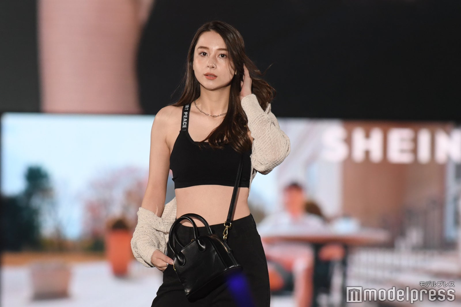 Niki、肩＆へそ出し大胆露出のブラックコーデで堂々ランウェイ＜関コレ2022S／S＞