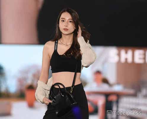Niki、肩&へそ出し大胆露出のブラックコーデで堂々ランウェイ<関コレ2022S/S>