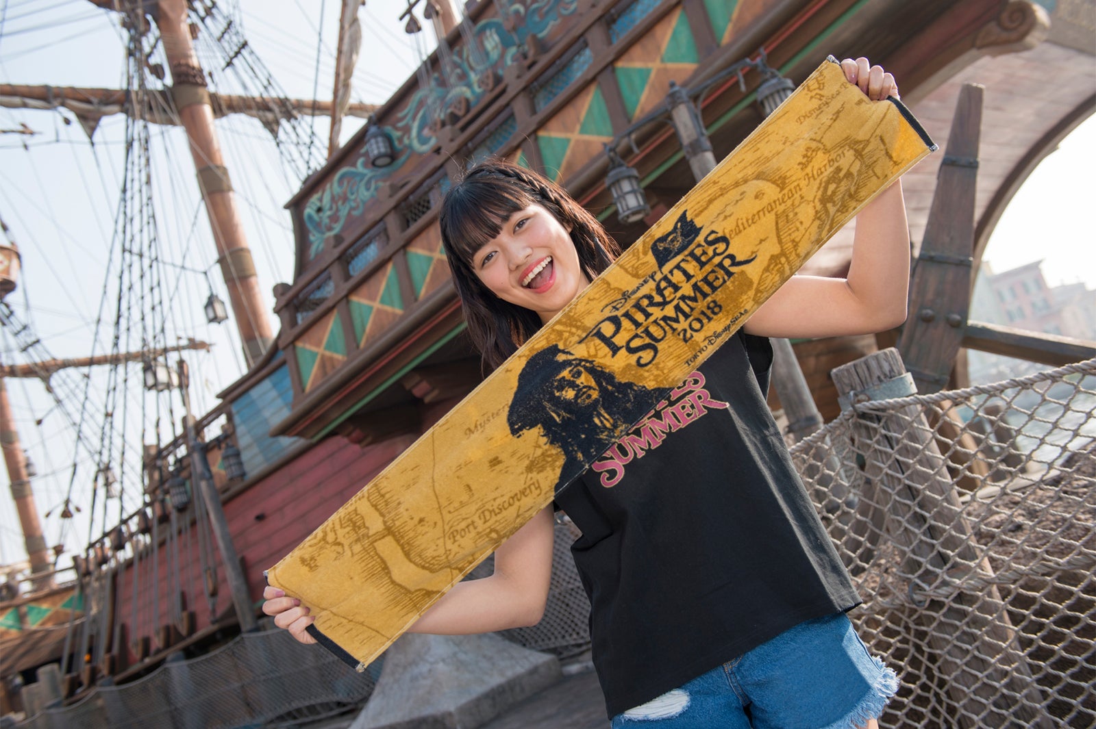 マフラータオル（¥1,500） （C）Disney