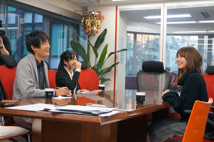 永尾まりや(右)