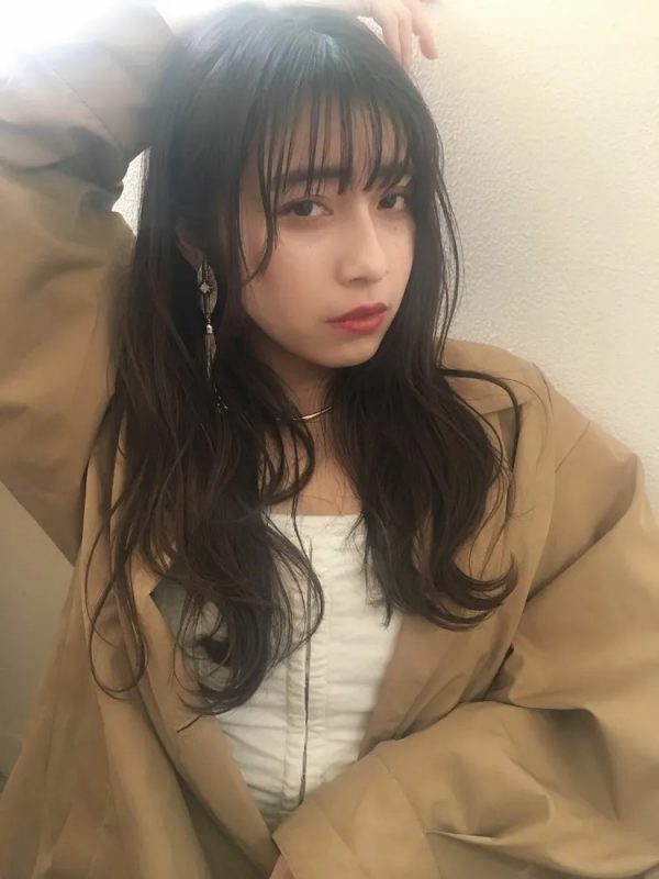 骨格ストレートさん向けのロングの髪型特集 ツヤ感ある大人ヘアが似合わせのコツ モデルプレス