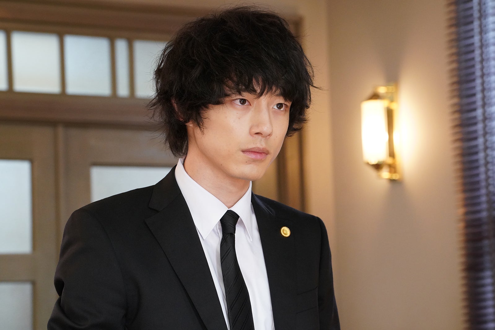 坂口健太郎／「イノセンス～冤罪弁護士～」第2話より（C）日本テレビ