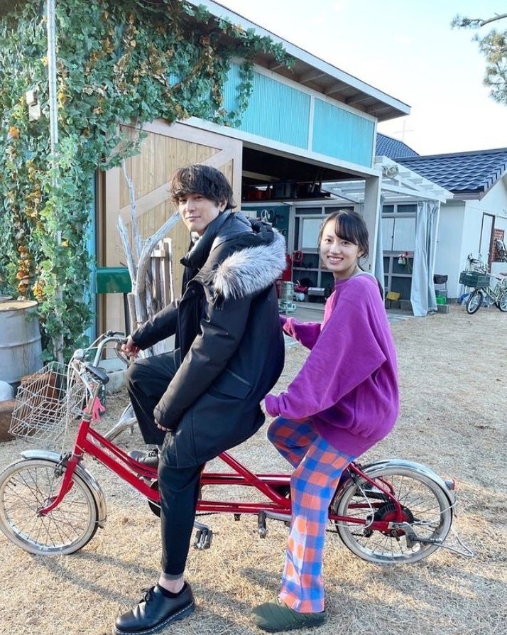 「ファイトソング」清原果耶、間宮祥太朗の腰に手まわし自転車“2人乗り”「しっかりカップル」と反響