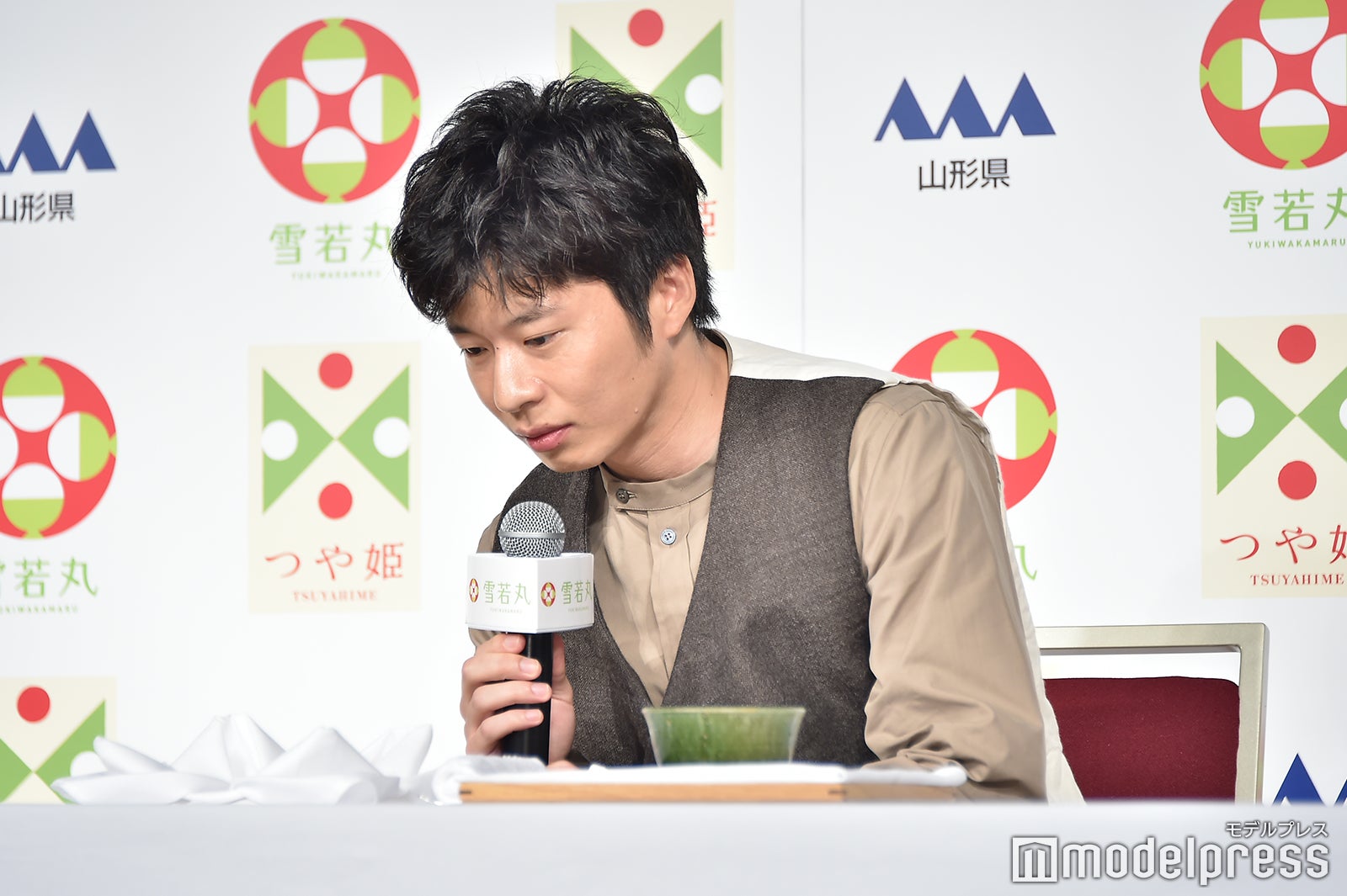 テーブルナプキンを見つめる田中圭（C）モデルプレス