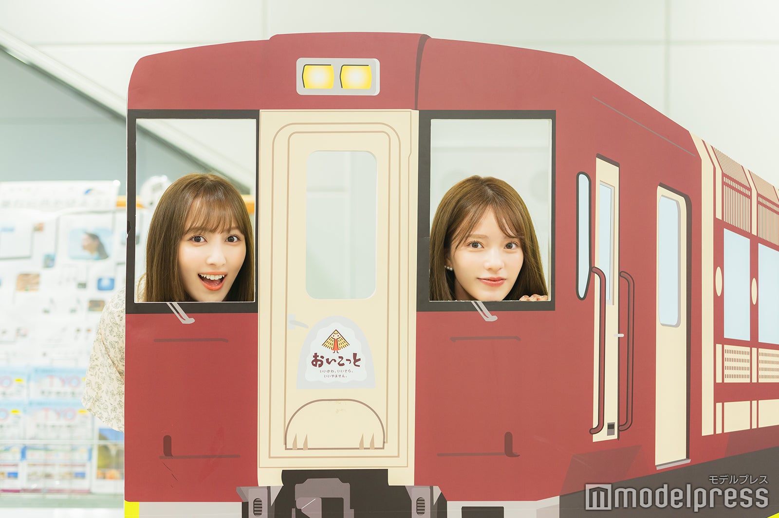 （左から）與儀ケイラ、藤田みりあ（C）モデルプレス