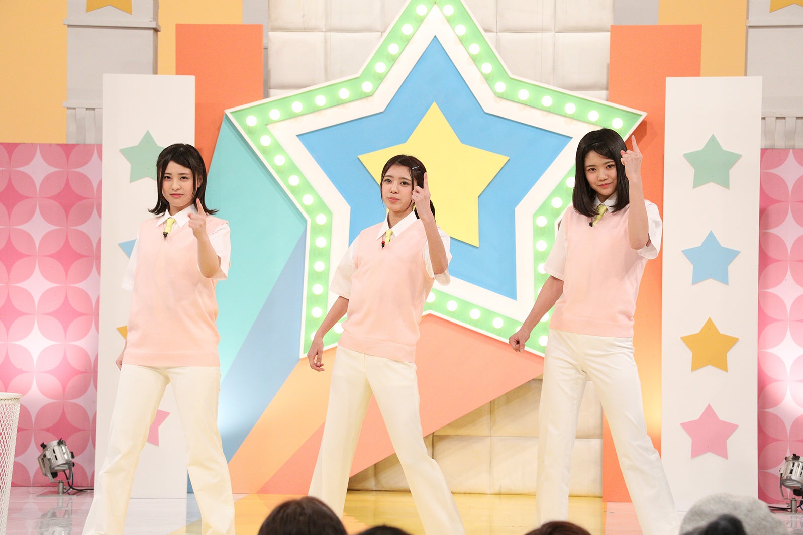 大西桃香、佐藤栞、中野郁海（C）HJホールディングス