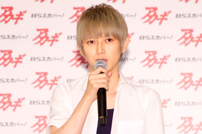 銀髪姿で登場した本郷奏多 (提供写真)