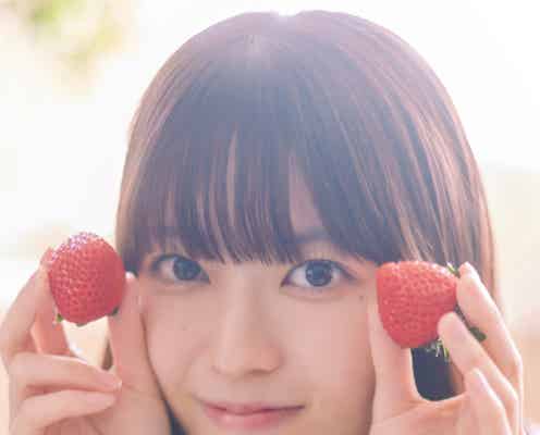 乃木坂46岩本蓮加、苺手に持ちキュートな表情 先行カット第10弾解禁【いたずらな風】