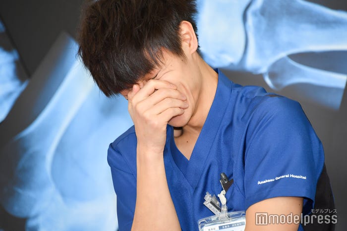 広瀬アリスのコメントに爆笑する窪田正孝(C)モデルプレス