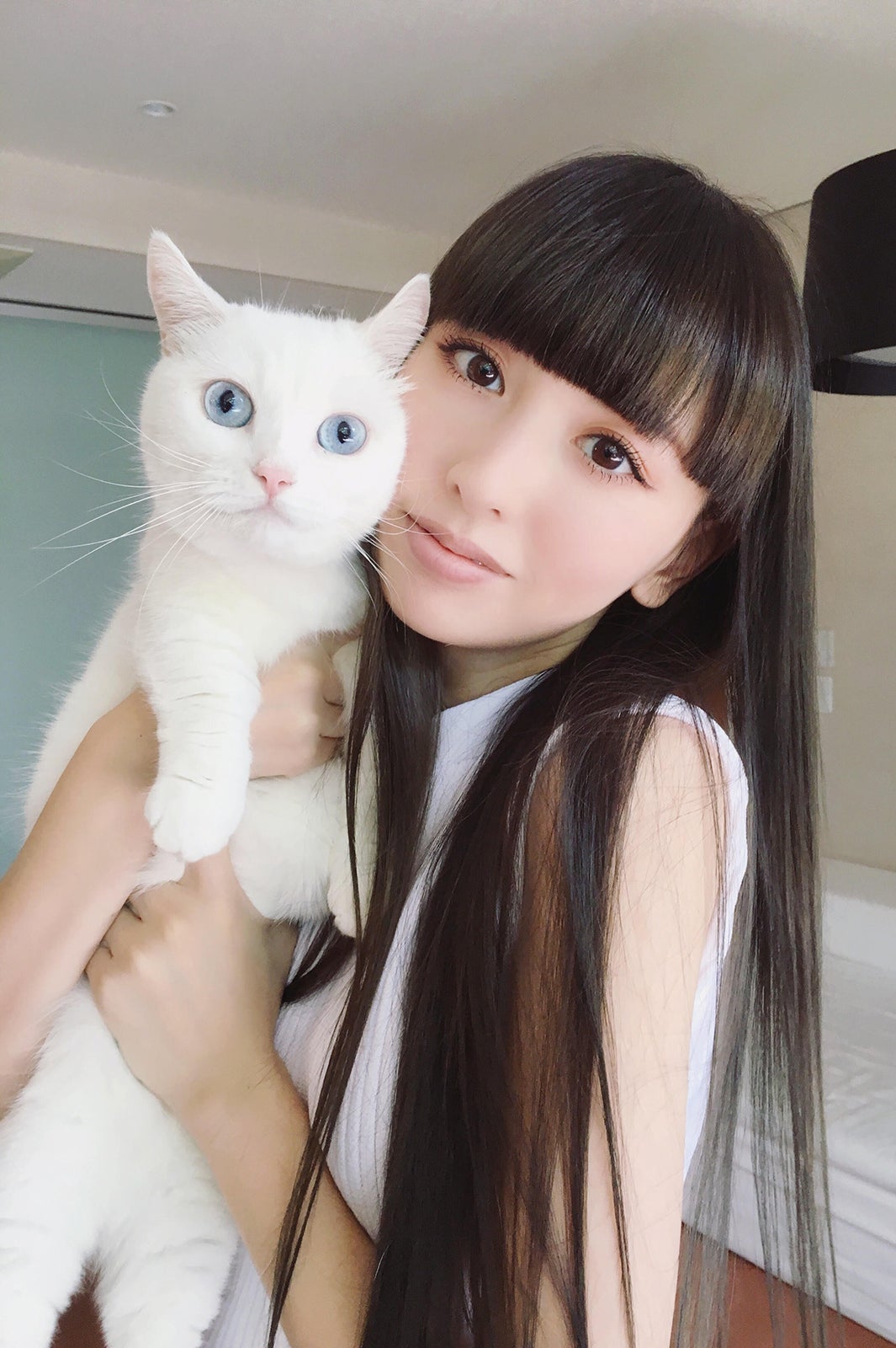 美女とペット】鈴木えみの愛猫「ダニョ」の可愛さがとまらない！真っ白