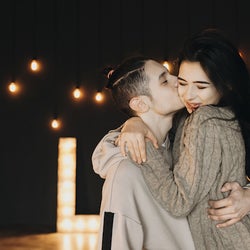 ずっとそばにいたい 男性が離れられなくなる女性の特徴 モデルプレス