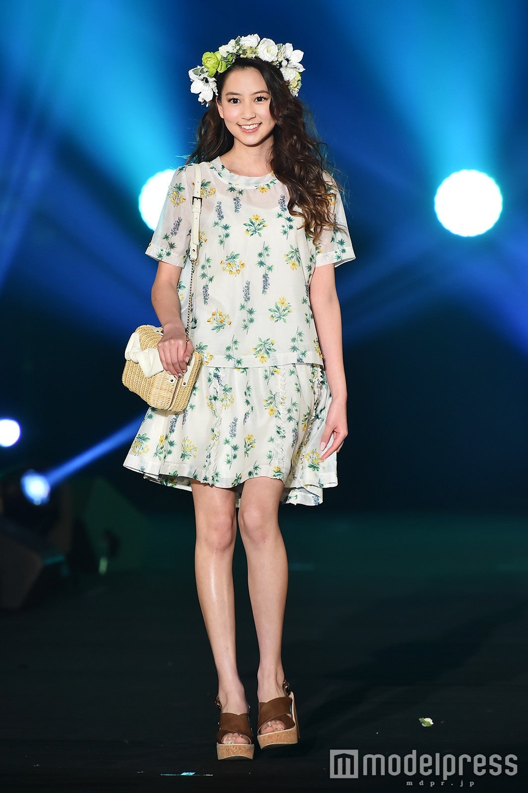 河北麻友子、ミニスカで美脚披露　ガーリーなランウェイに大歓声