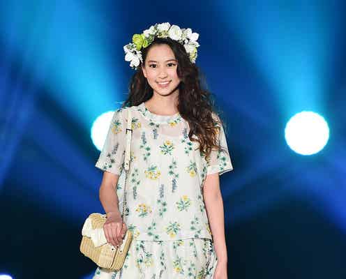 河北麻友子、ミニスカで美脚披露 ガーリーなランウェイに大歓声