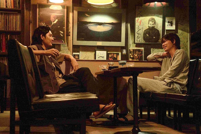 松田龍平、綾野剛/映画『影裏』より(C)2020「影裏」製作委員会(配給:ソニー・ミュージックエンターテイメント)