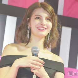 モデルプレス - マギーの色っぽ甘い瞳に釘付け “バービー”ドレスで華やかオーラ