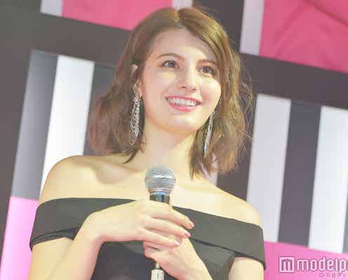 マギーの色っぽ甘い瞳に釘付け “バービー”ドレスで華やかオーラ