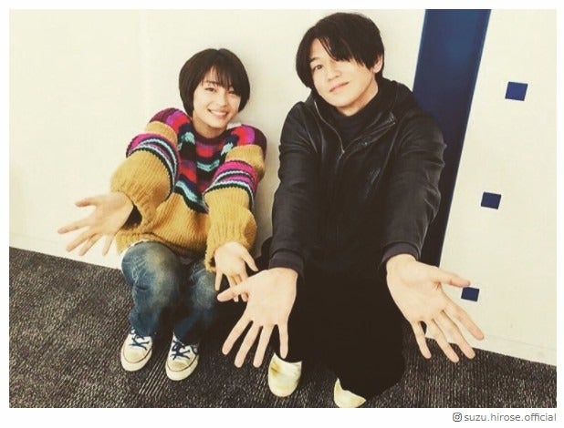 広瀬すず＆瑛太、仲良しショット “eggポーズ”が「懐かしい」「年代を越えた小顔術」と話題に