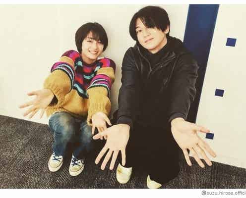 広瀬すず&瑛太、仲良しショット “eggポーズ”が「懐かしい」「年代を越えた小顔術」と話題に