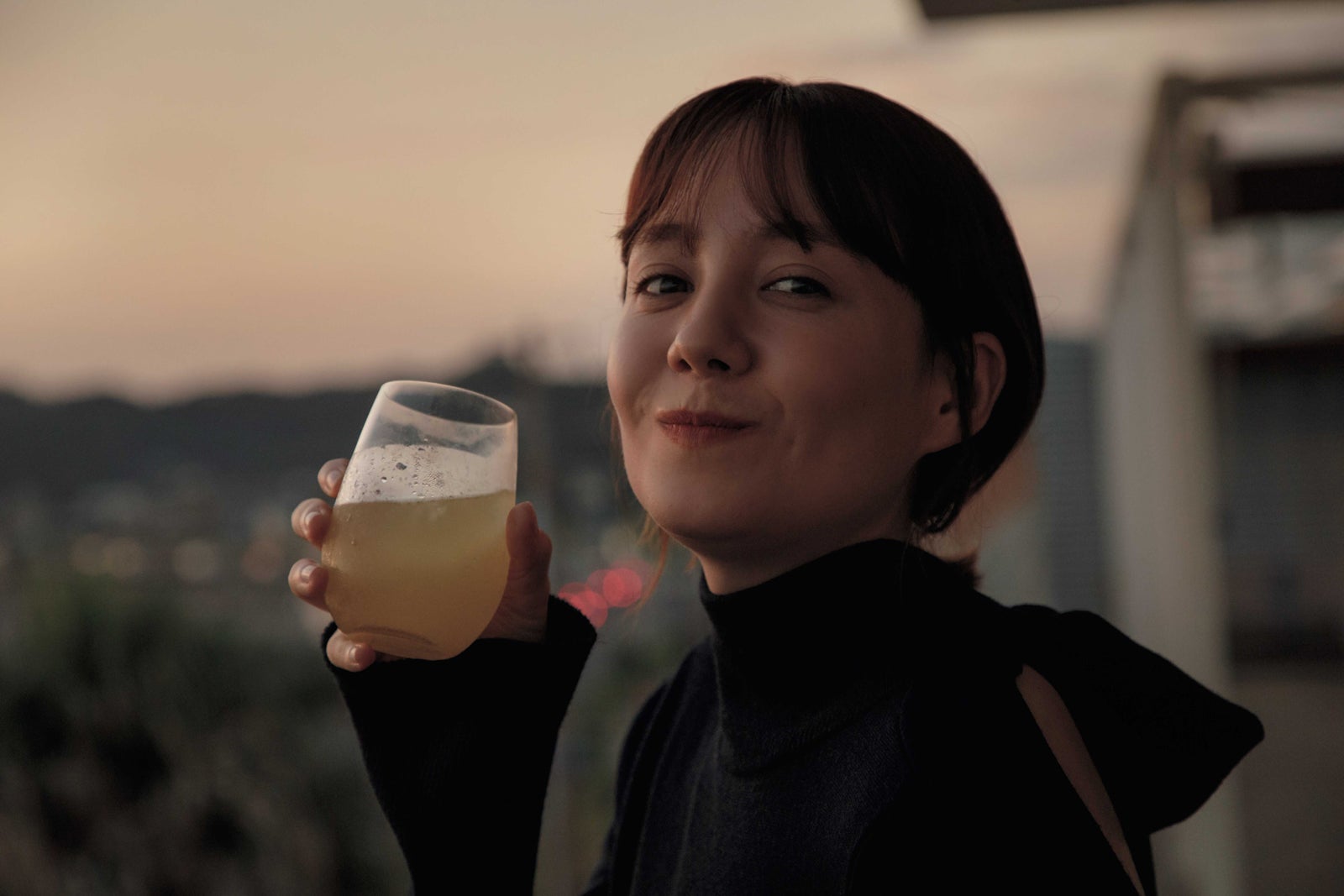 トリンドル玲奈、レモンサワー片手のほろ酔いカット公開「爽快って感じ」「キマってる」とファン絶賛