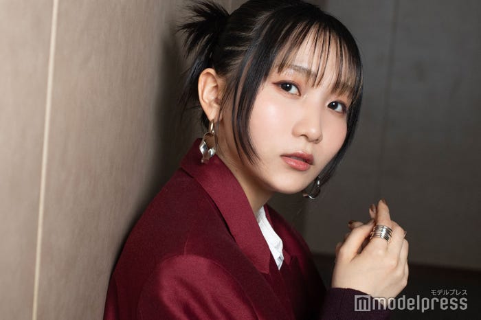 幾田りら/スタイリスト:SHOTA FUNAHASHI(DRAGONFRUIT)、ヘアメイク:YOUCA、ジャケット¥78,100 TAAKK/JOYEUX、ジレ参考商品 77circa、シャツ¥18,920 MAISON SPECIAL/MAISON SPECIAL AOYAMA、スカート¥26,400 PRANK PROJECT/PRANK PROJECT AOYAMA ※その他スタイリスト私物(C)モデルプレス
