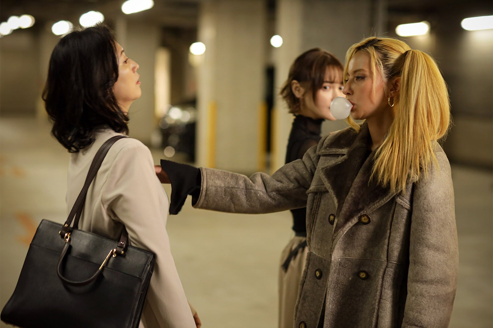 戸田菜穂、ベッキー「君が獣になる前に」第6話より（C）「君が獣になる前に」製作委員会