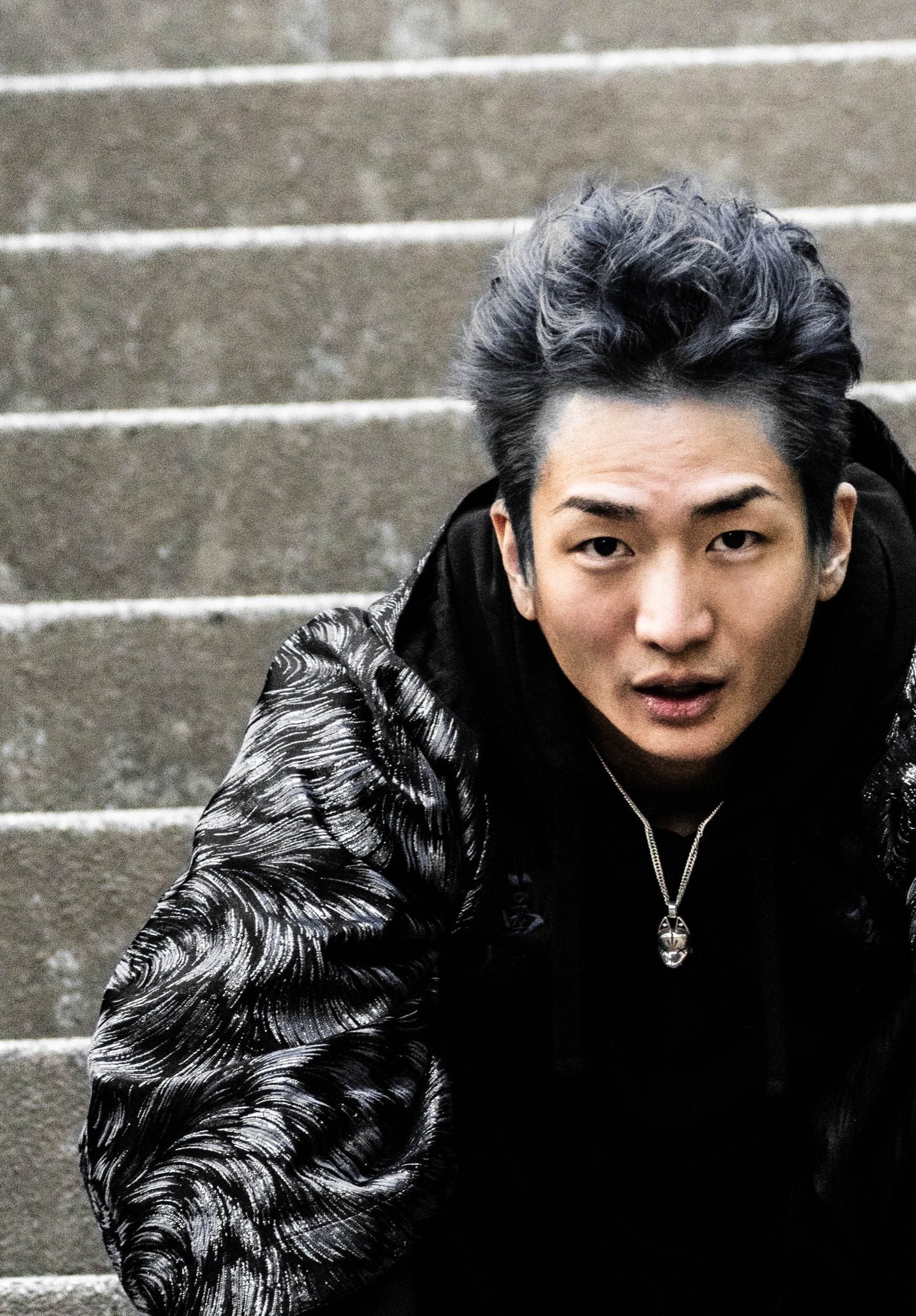 DJ社長、再びイメチェン？ 銀髪姿に反響続々「何でも似合う」「大人の雰囲気」