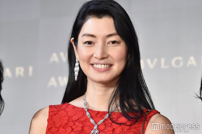 桐谷美玲 真っ赤なドレスでデコルテあらわ いつもよりドレッシー モデルプレス