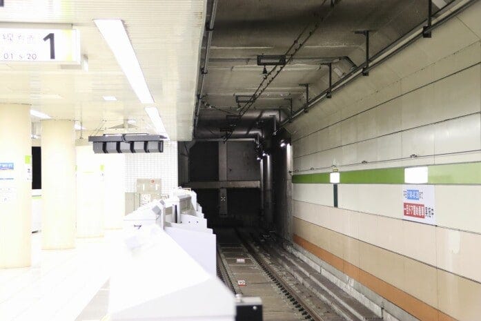 本八幡駅の車止め。この先に線路が延びる構想があった