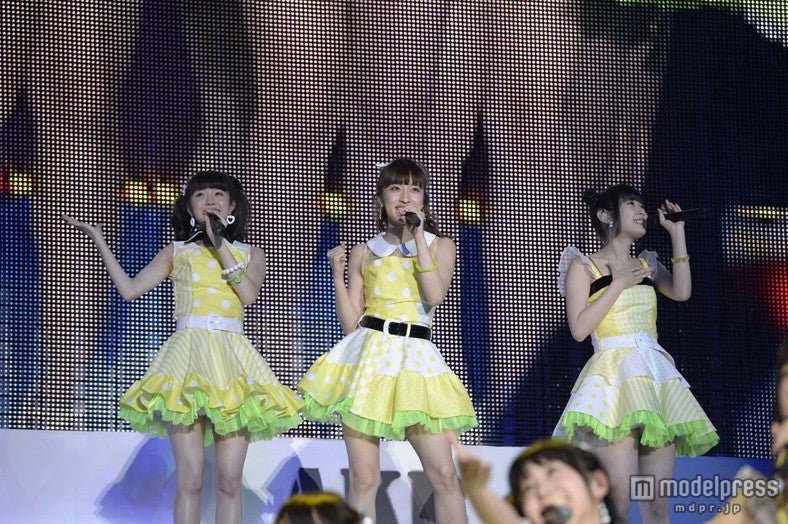 「三日月の背中」を披露する（左から）市川美織、梅田彩佳、高柳明音／（C）AKS