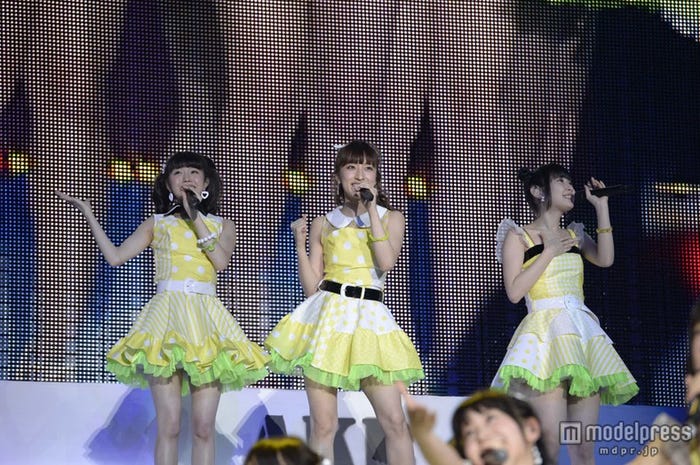 「三日月の背中」を披露する(左から)市川美織、梅田彩佳、高柳明音/(C)AKS