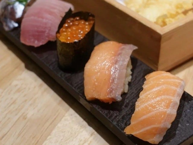 敷き詰められたキャビアが329円…！スシローが本気を出した「寿司酒場」【大阪市中央区・なんば】