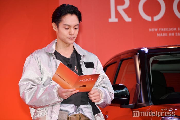 生レポート前、台本をチェック/窪田正孝(C)モデルプレス