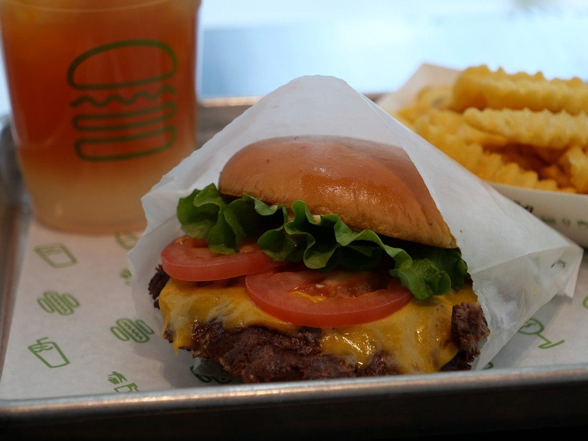 シャックバーガーシングル（税込924円）、フライS（税込352円）、50/50（フィフティフィフティ＝レモネードとアイスティのミックス、税込506円）