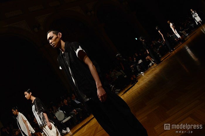 「ROGGYKEI2016 SPRING&SUMMER COLLECTION FASHION SHOW」の様子