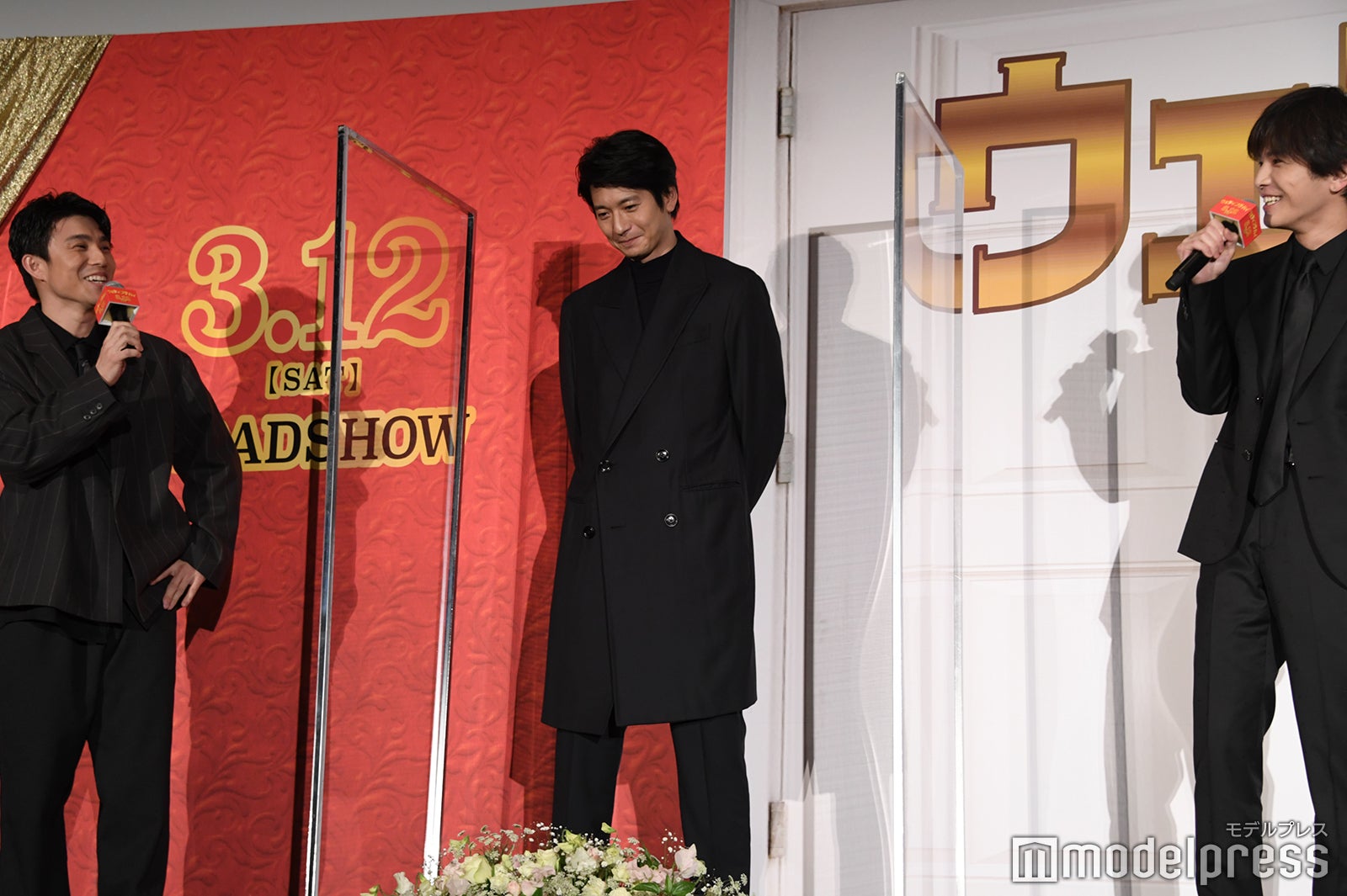 岩田剛典の美尻を絶賛する中尾明慶（左） （C）モデルプレス