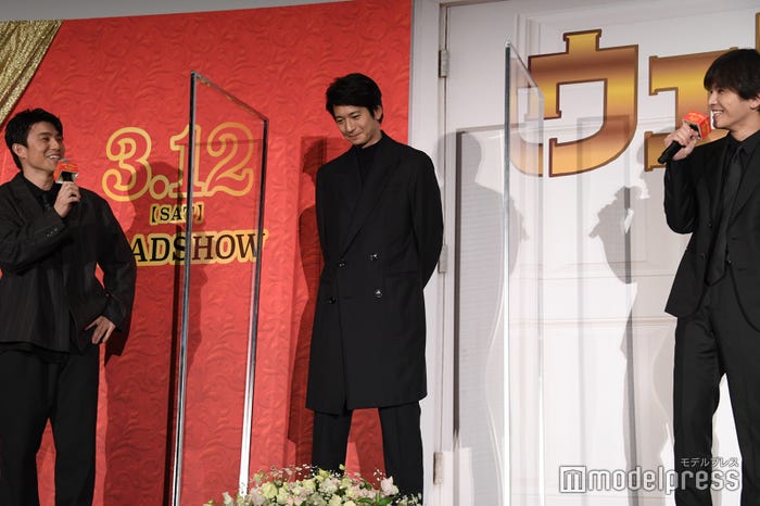 岩田剛典の美尻を絶賛する中尾明慶(左) (C)モデルプレス