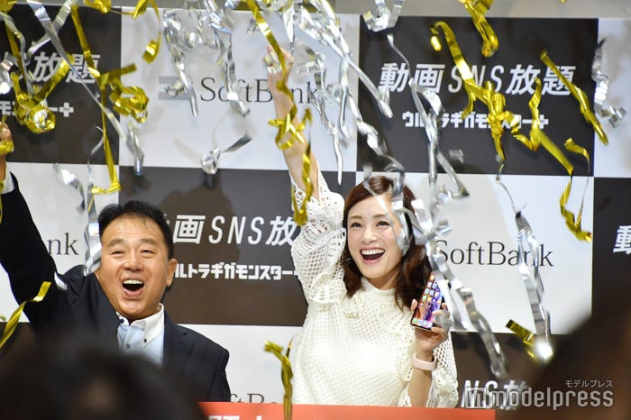 (右)上戸彩(C)モデルプレス
