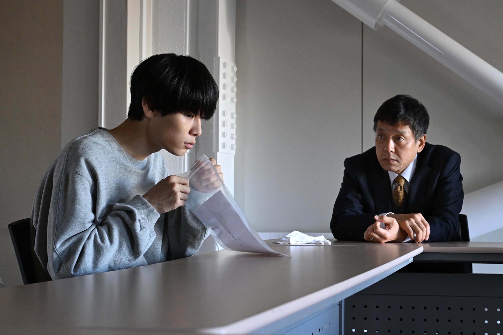 萩原利久、勝村政信、「めぐる未来」第3話より（C）読売テレビ