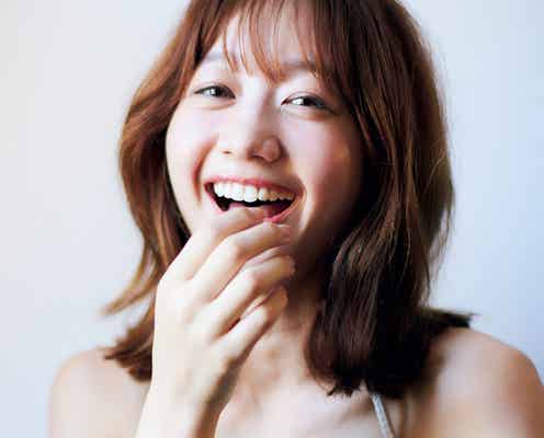 高田秋、美ボディあらわに魅惑の笑顔