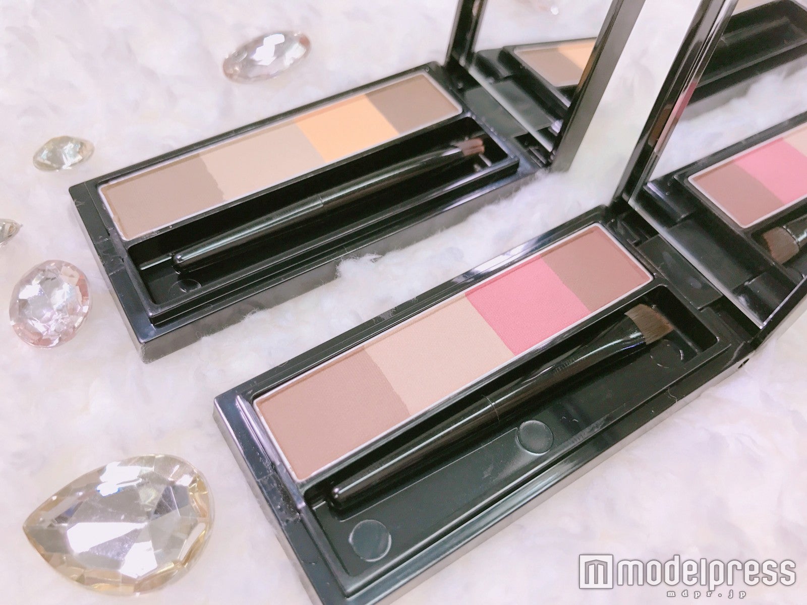 ミラー付きで持ち運びにも便利（C）モデルプレス