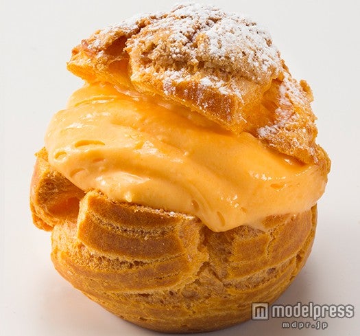 さっくりしたクッキーシュー生地でマンゴーカスタードを包んだ「マンゴークッキーシュー」￥280（税込）