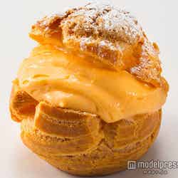 さっくりしたクッキーシュー生地でマンゴーカスタードを包んだ「マンゴークッキーシュー」¥280(税込)