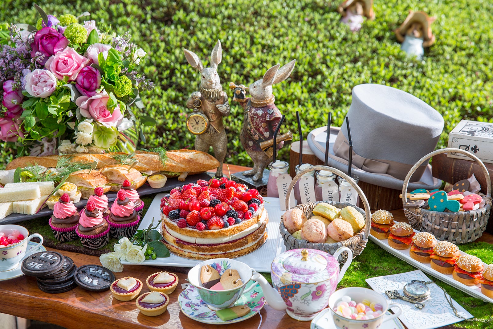 「苺ビュッフェ」で話題のヒルトン東京、次は「不思議の国のアリス」の世界に